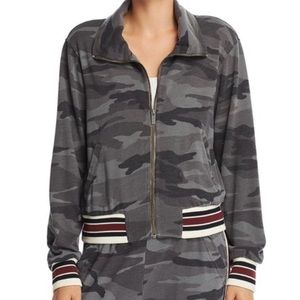 Splendid camouflage zip up in size medium. Buttery soft and so comfortable.